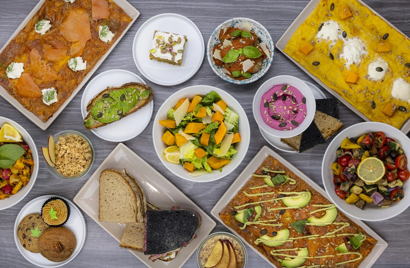 Vielfältiges Frühstück: Die Auswahl umfasst herzhafte Optionen wie Avocado-Toast, Lachs-Fladenbrot und ein buntes Gemüsegericht.