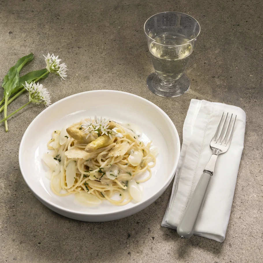 Spaghetti mit weißem Spargel und Bärlauch.