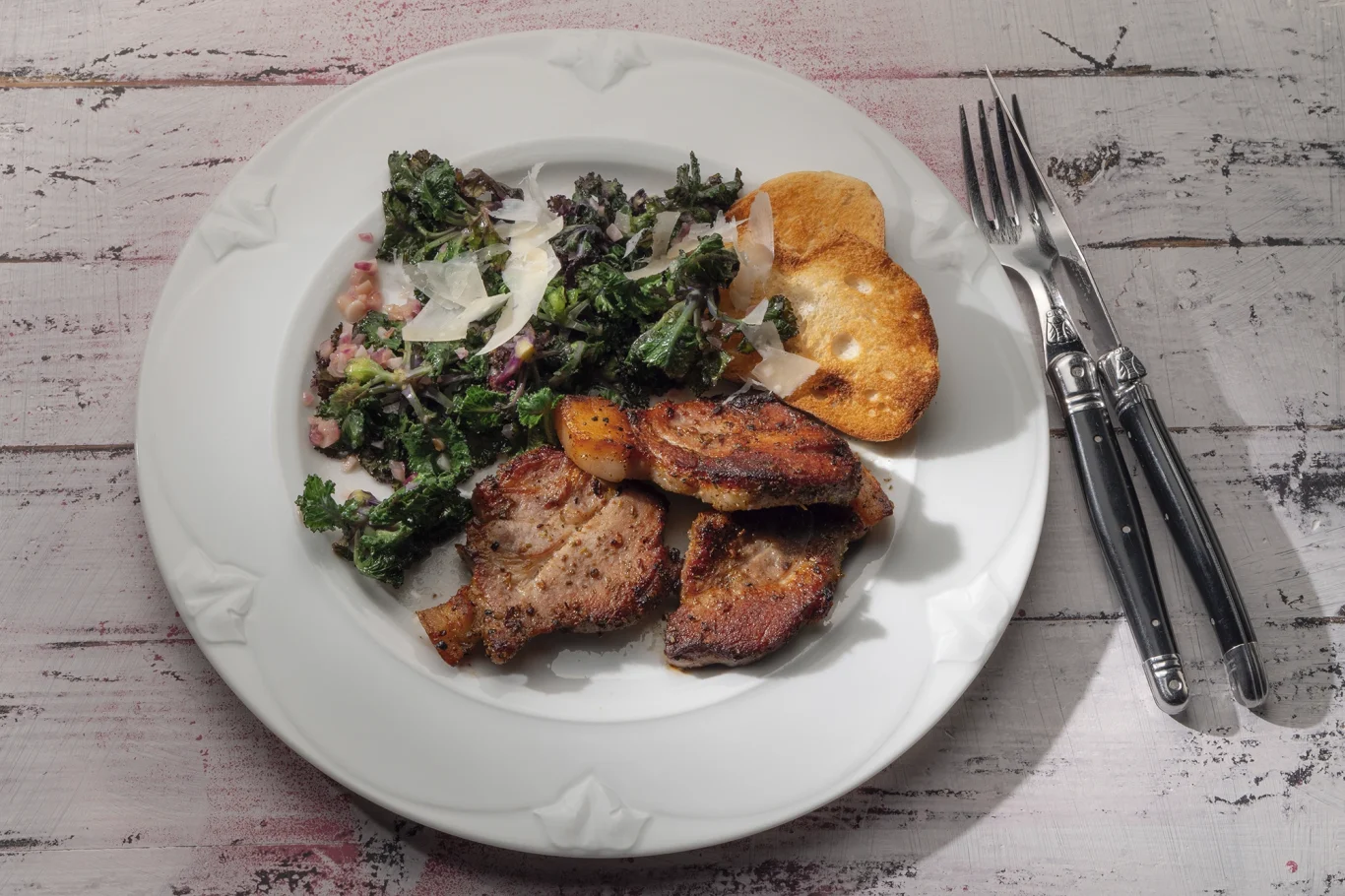 Grünkohl mit Schweinesteaks und Röstbrot.
